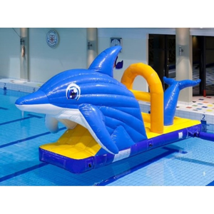 Zwembad glijbaan dolfijn